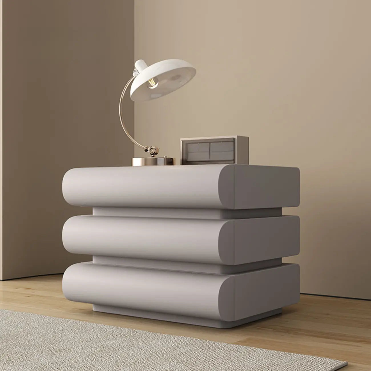 Table de chevet minimaliste à 3 tiroirs avec plateau en cuir et structure en bois