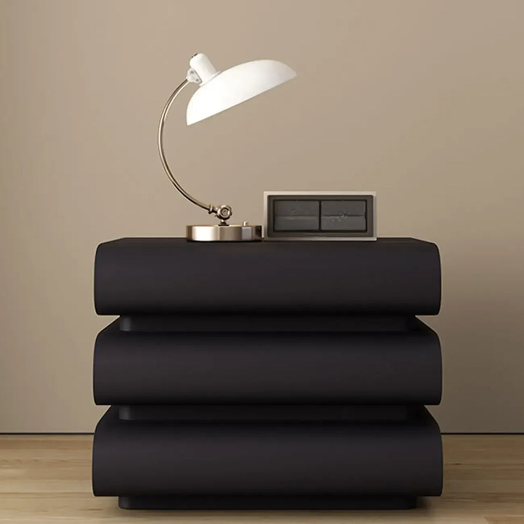Table de chevet minimaliste à 3 tiroirs avec plateau en cuir et structure en bois