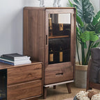 Vitrine autoportante en bois brun avec porte vitrée