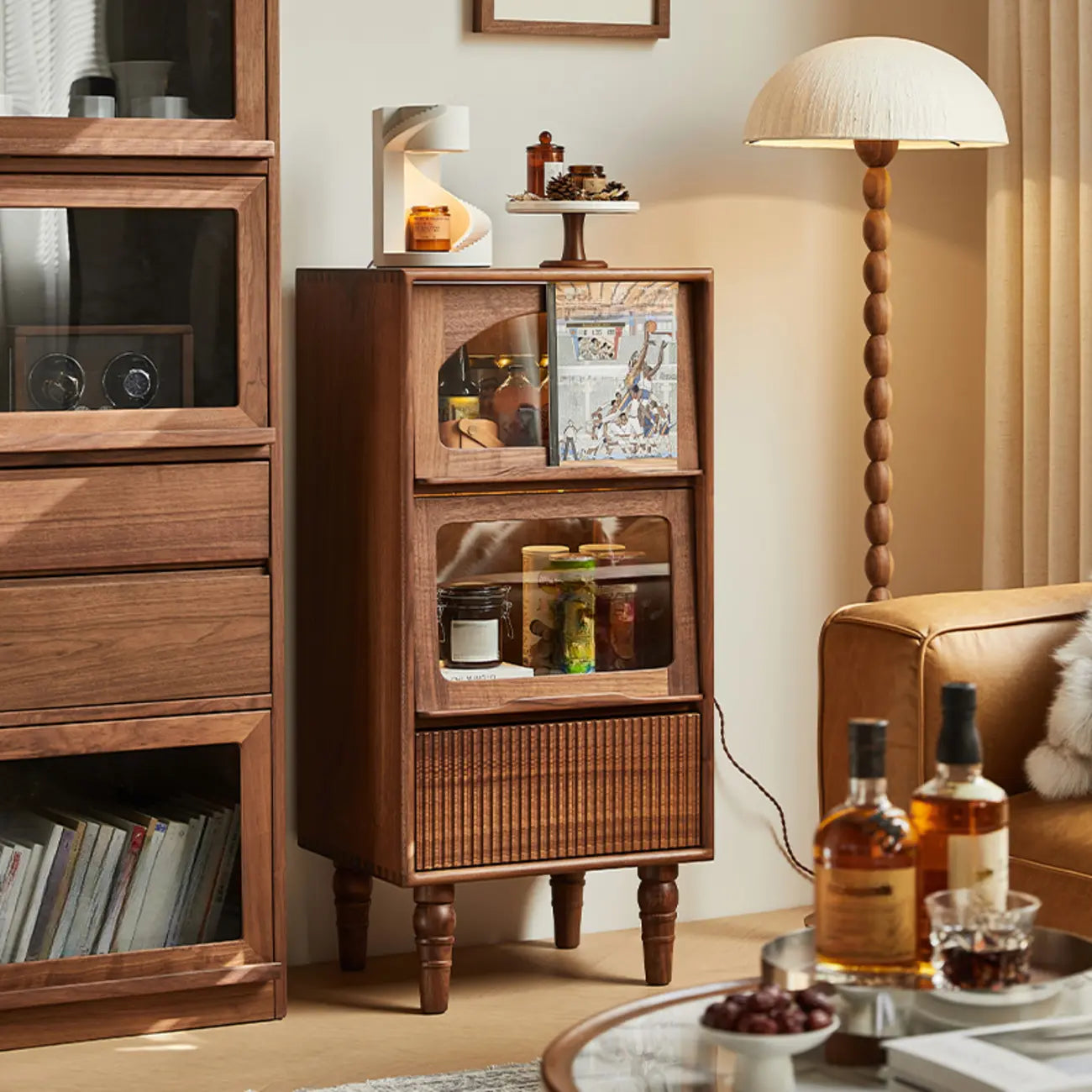 Vitrine autoportante en bois brun avec porte vitrée