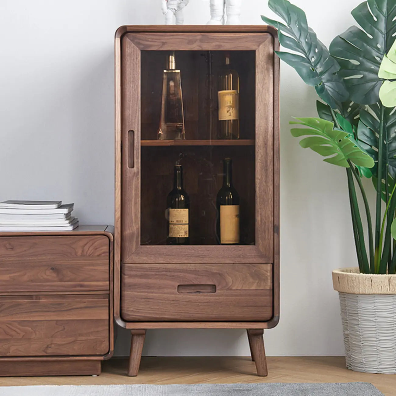 Vitrine autoportante en bois brun avec porte vitrée