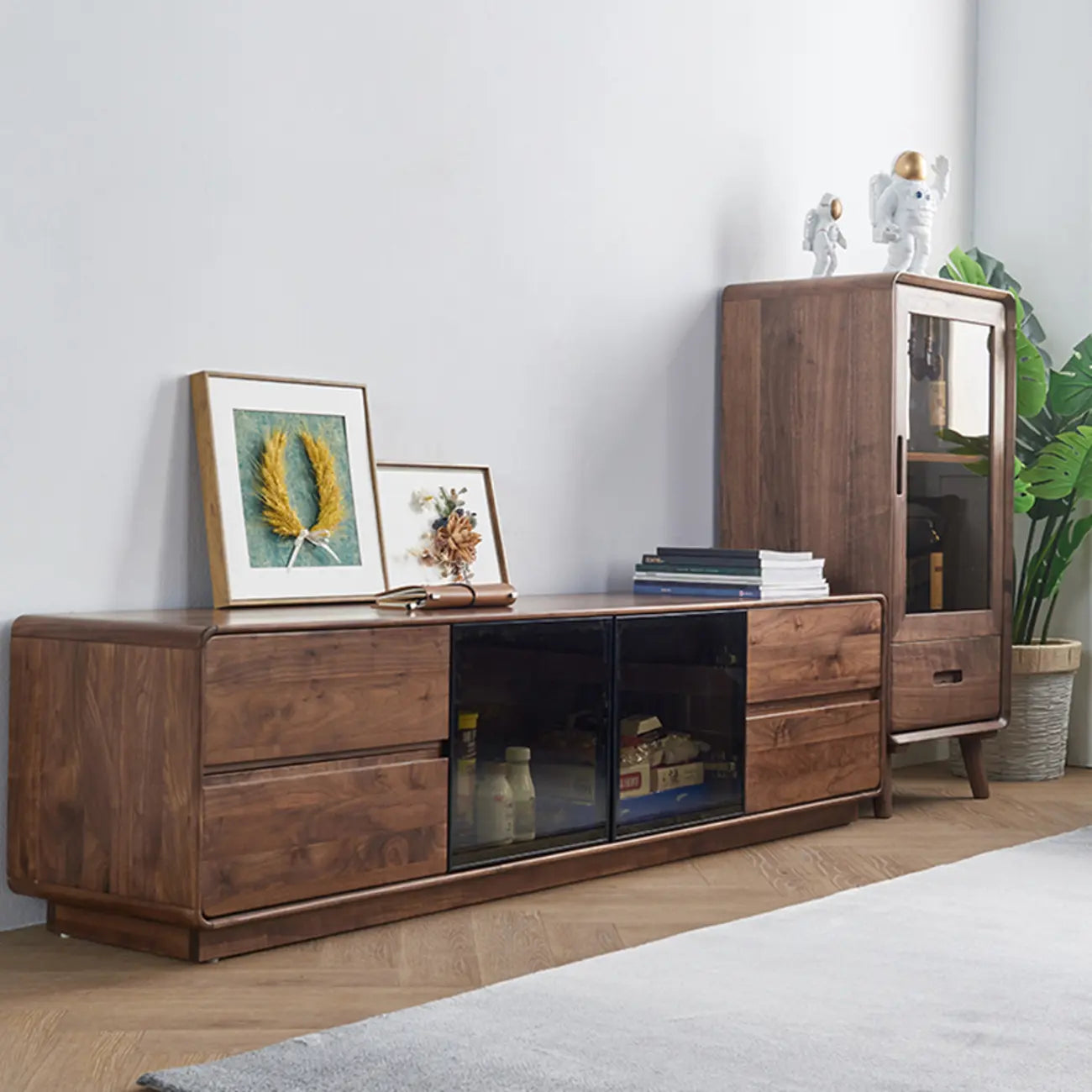 Vitrine autoportante en bois brun avec porte vitrée
