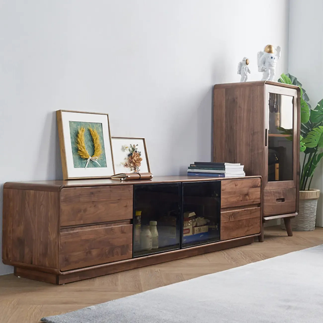 Vitrine autoportante en bois brun avec porte vitrée
