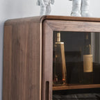 Vitrine autoportante en bois brun avec porte vitrée