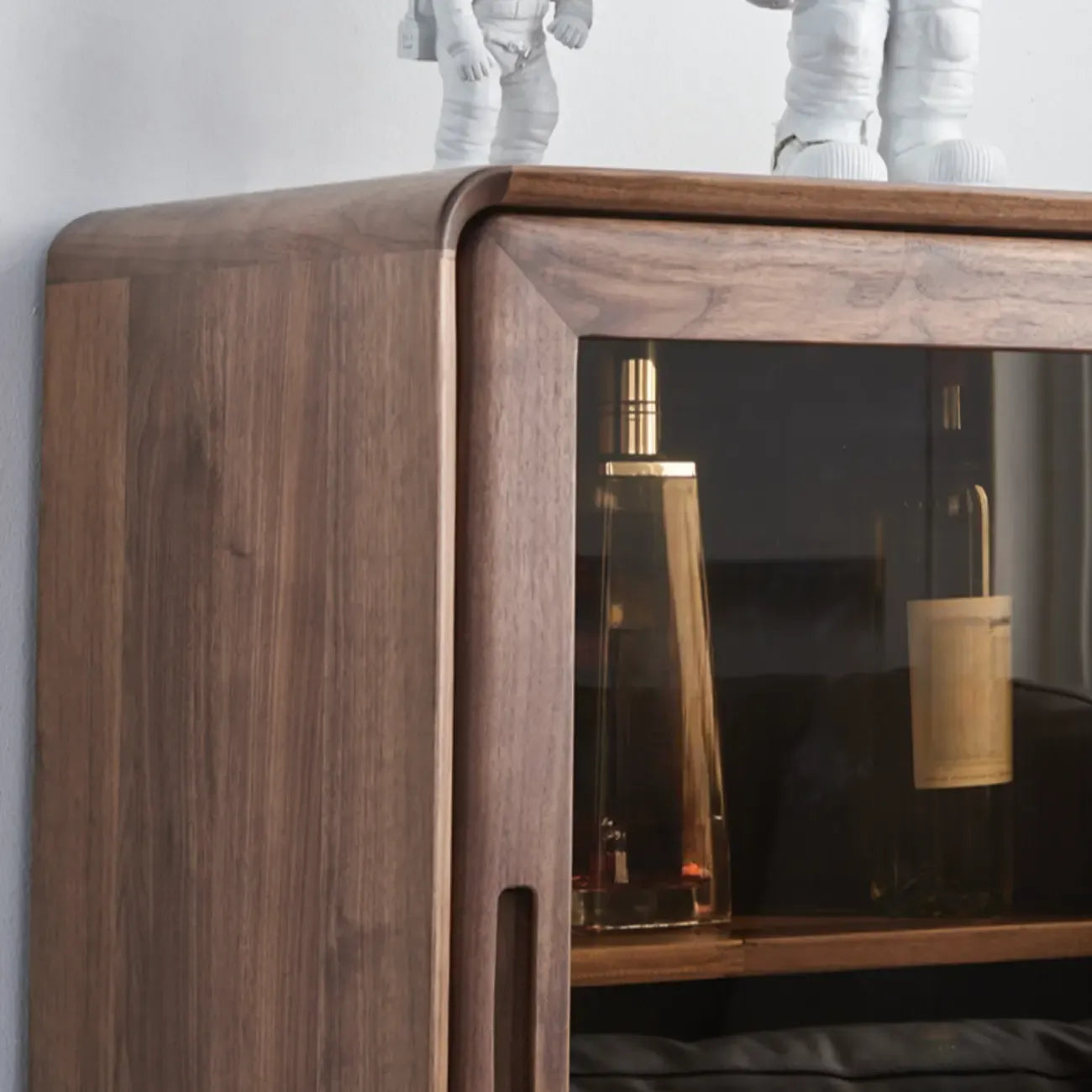 Vitrine autoportante en bois brun avec porte vitrée