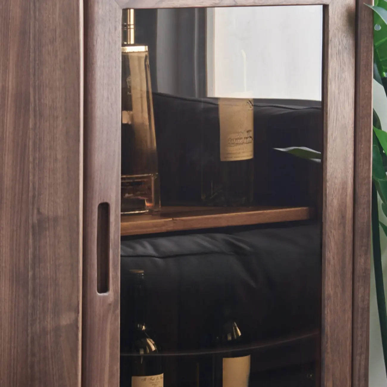 Vitrine autoportante en bois brun avec porte vitrée