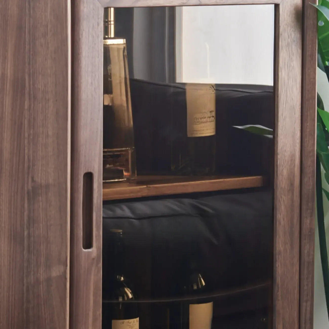 Vitrine autoportante en bois brun avec porte vitrée