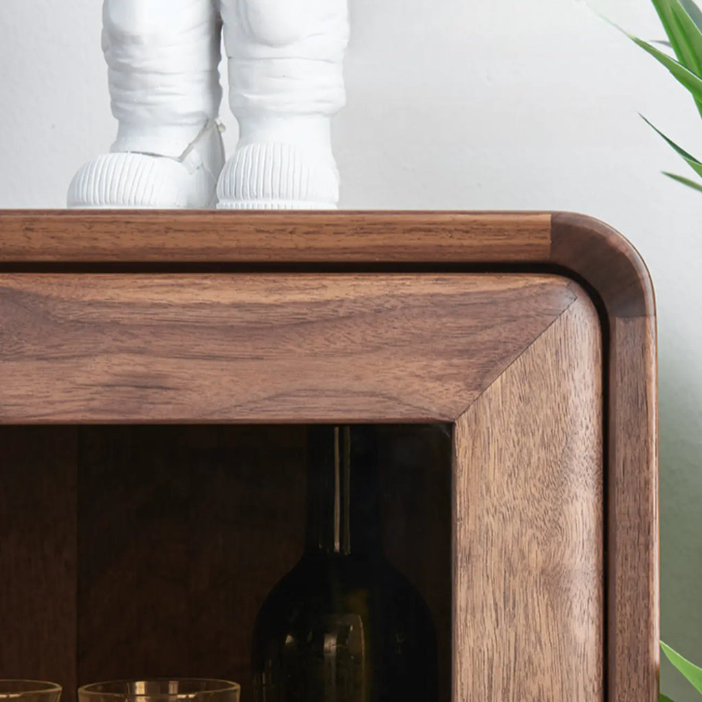 Vitrine autoportante en bois brun avec porte vitrée