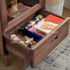 Vitrine autoportante en bois brun avec porte vitrée