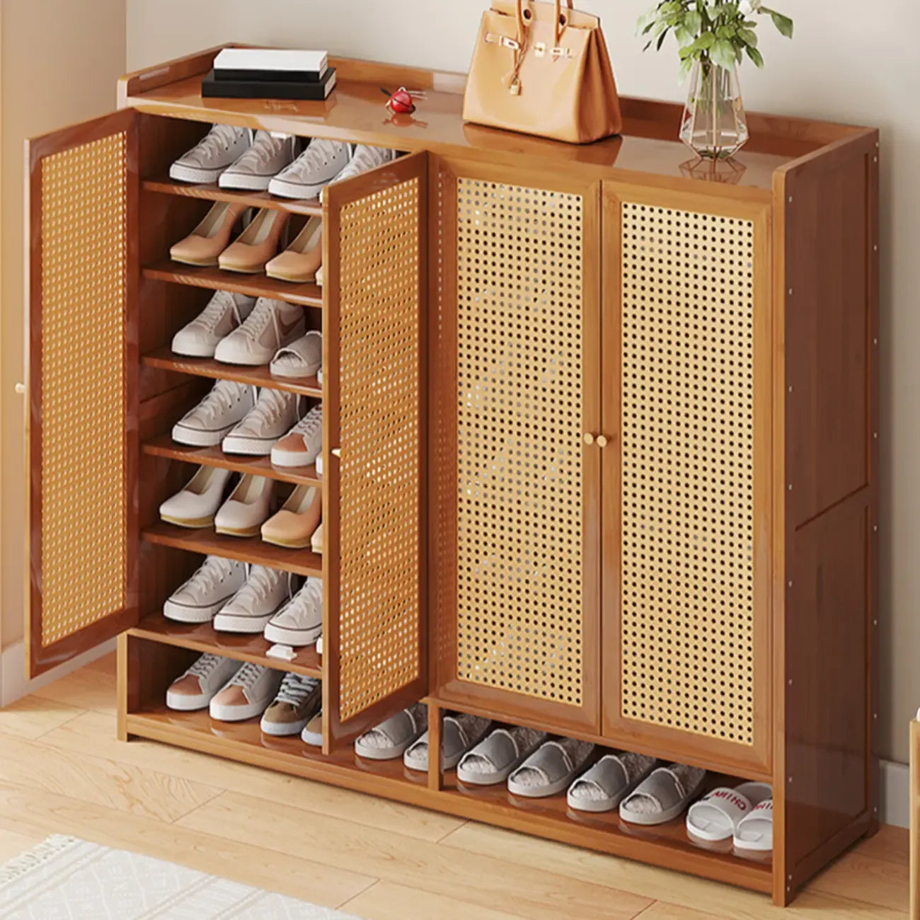 Meuble à chaussures d'entrée bohème en bambou avec portes en rotin
