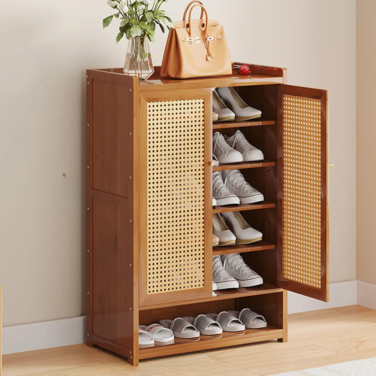 Meuble à chaussures d'entrée bohème en bambou avec portes en rotin