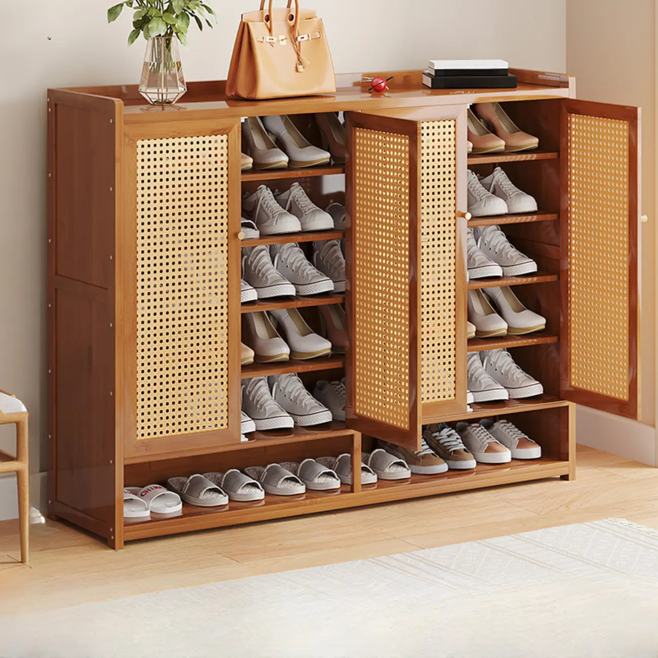 Meuble à chaussures d'entrée bohème en bambou avec portes en rotin