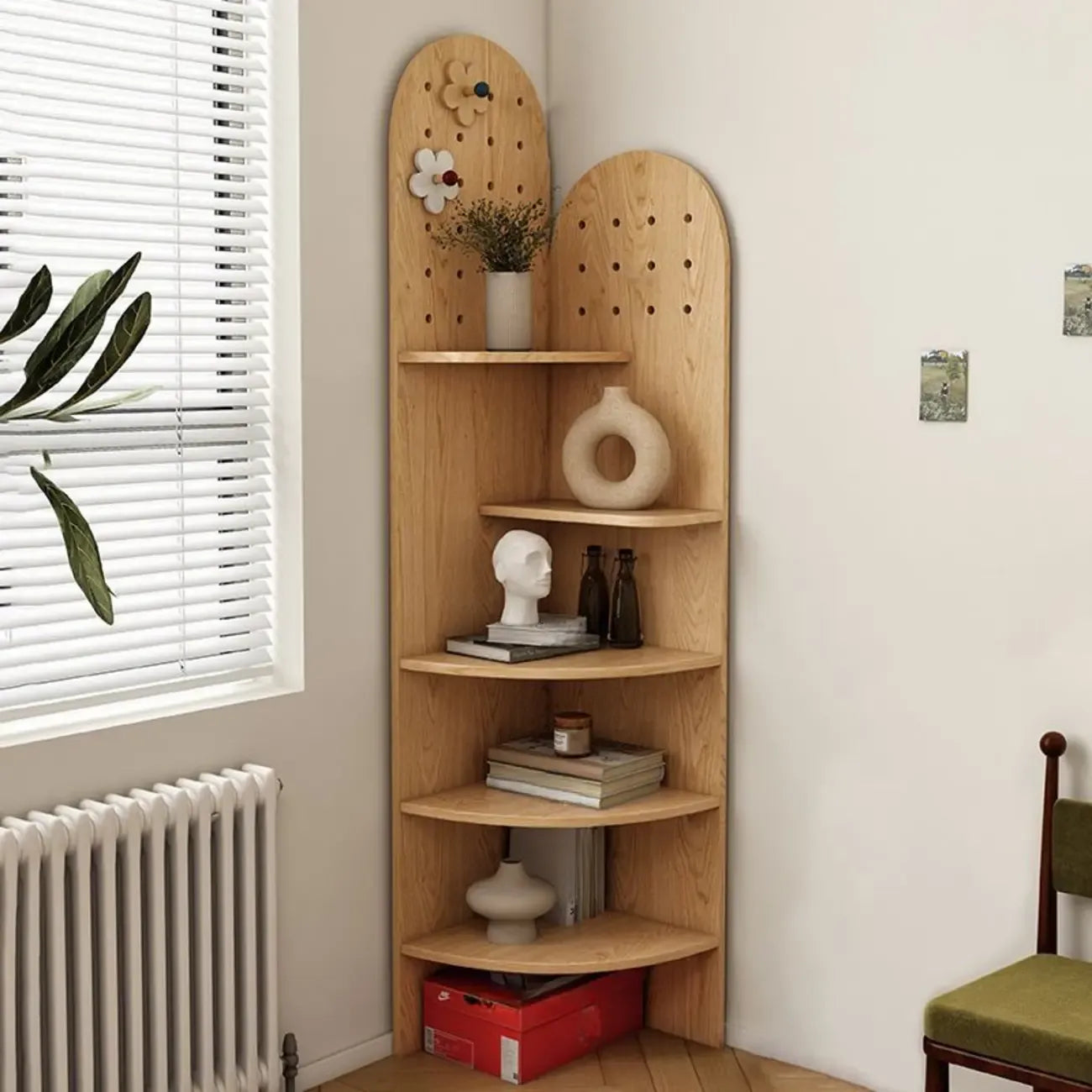 Vitrine d'angle en bois vert avocat pour rangement et présentation d'œuvres d'art