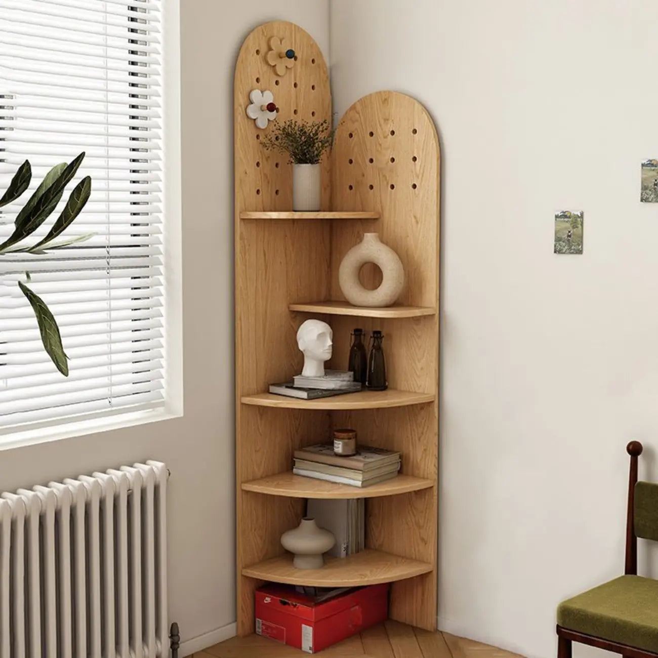 Vitrine d'angle en bois vert avocat pour rangement et présentation d'œuvres d'art