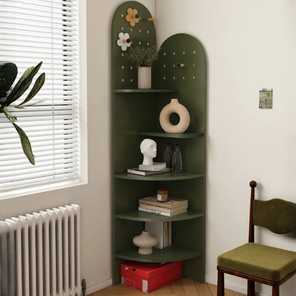 Vitrine d'angle en bois vert avocat pour rangement et présentation d'œuvres d'art