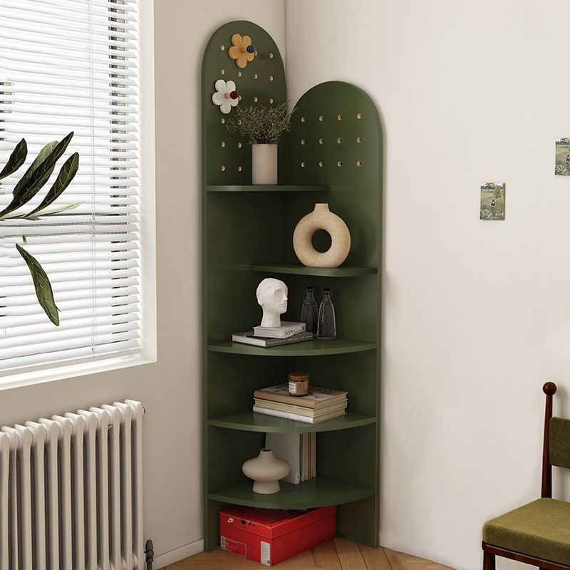 Vitrine d'angle en bois vert avocat pour rangement et présentation d'œuvres d'art