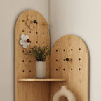 Vitrine d'angle en bois vert avocat pour rangement et présentation d'œuvres d'art