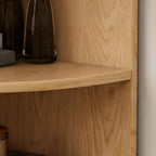 Vitrine d'angle en bois vert avocat pour rangement et présentation d'œuvres d'art