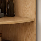 Vitrine d'angle en bois vert avocat pour rangement et présentation d'œuvres d'art