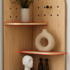Vitrine d'angle en bois vert avocat pour rangement et présentation d'œuvres d'art