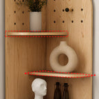 Vitrine d'angle en bois vert avocat pour rangement et présentation d'œuvres d'art