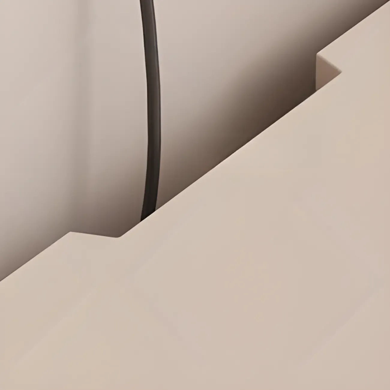 Meuble TV minimaliste en bois blanc avec rangements ouverts et tiroirs