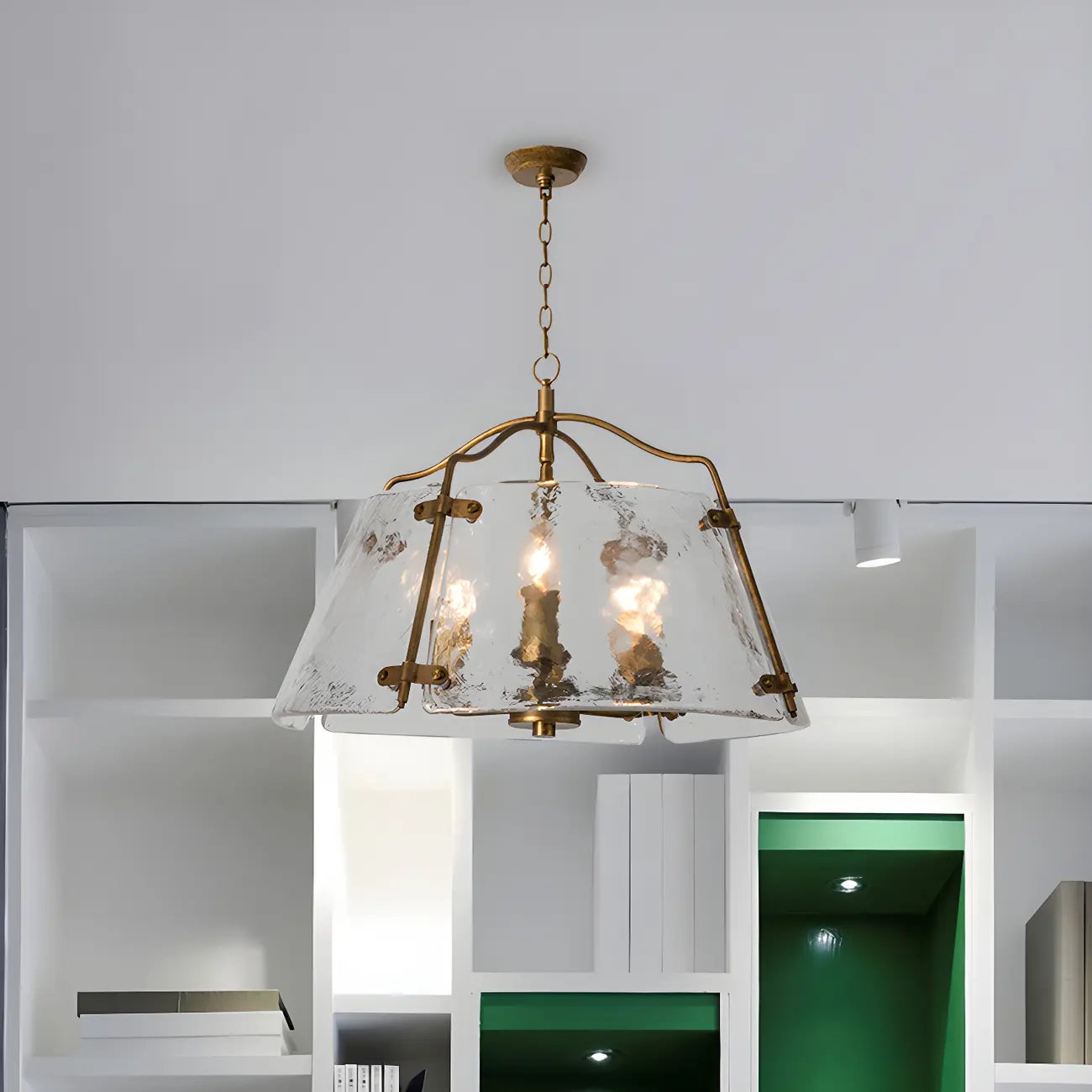 Lustre moderne conique en céramique blanche et dorée