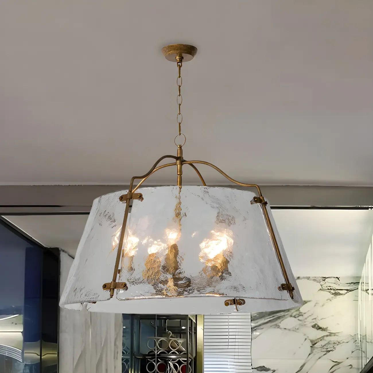 Lustre moderne conique en céramique blanche et dorée