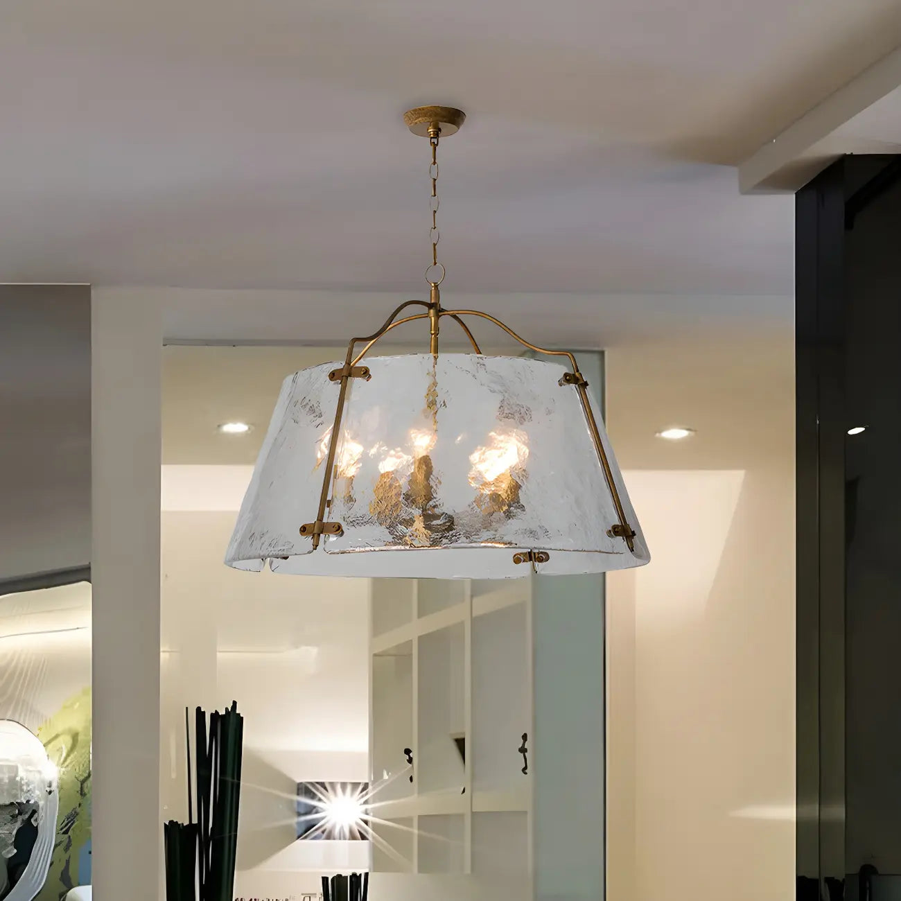 Lustre moderne conique en céramique blanche et dorée