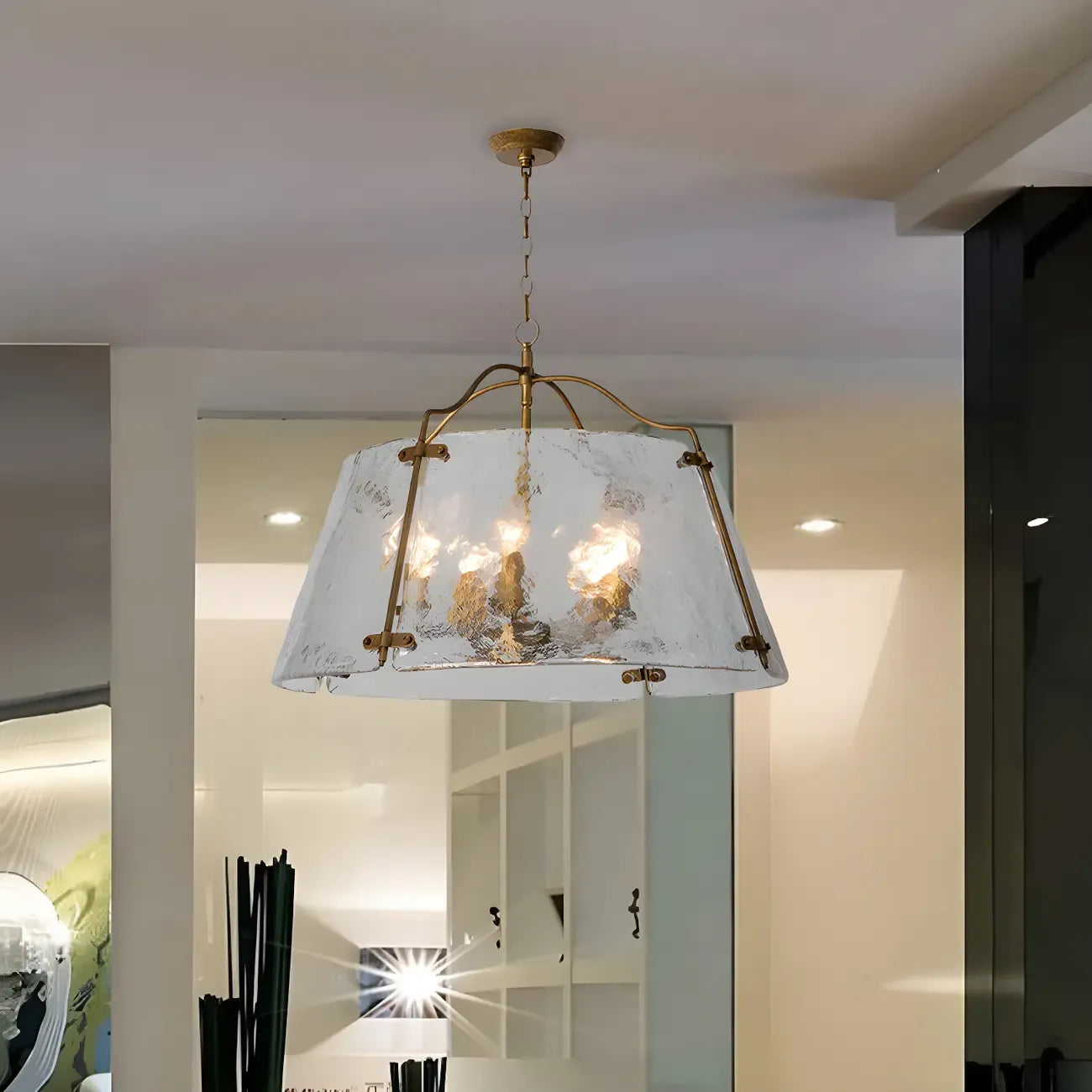 Lustre moderne conique en céramique blanche et dorée