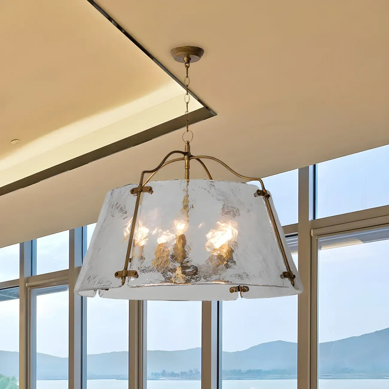Lustre moderne conique en céramique blanche et dorée
