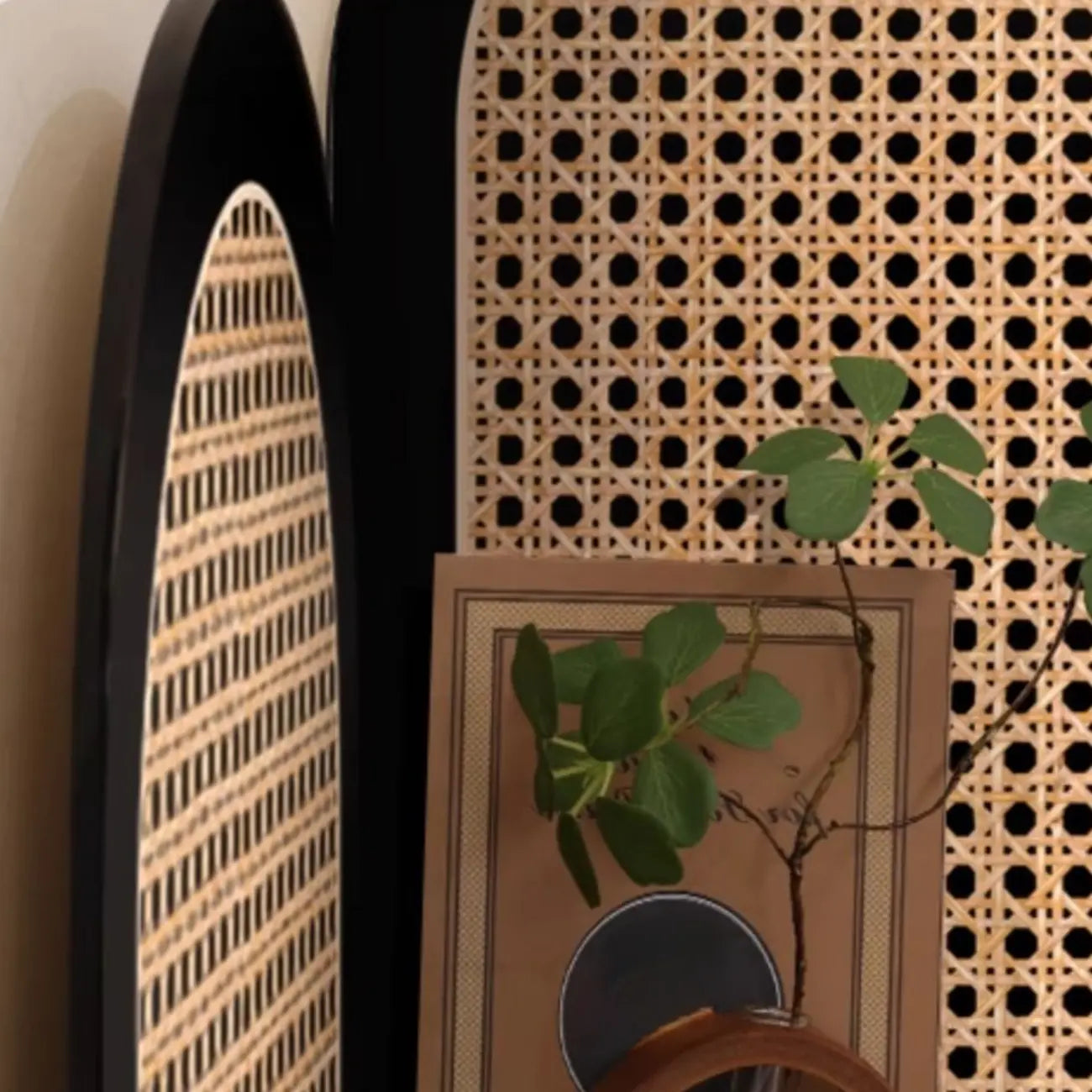 Élégante vitrine d'angle ouverte en osier et bois noir