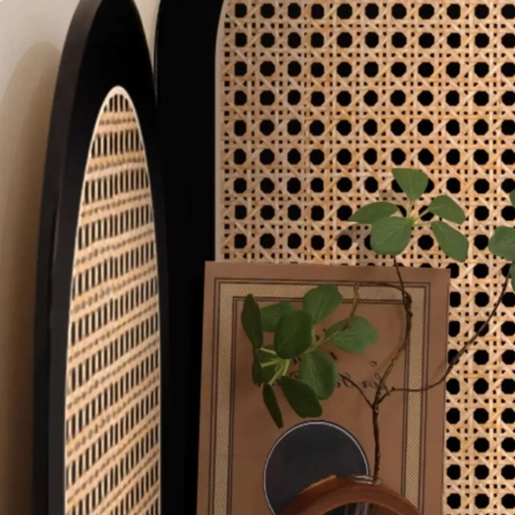 Élégante vitrine d'angle ouverte en osier et bois noir