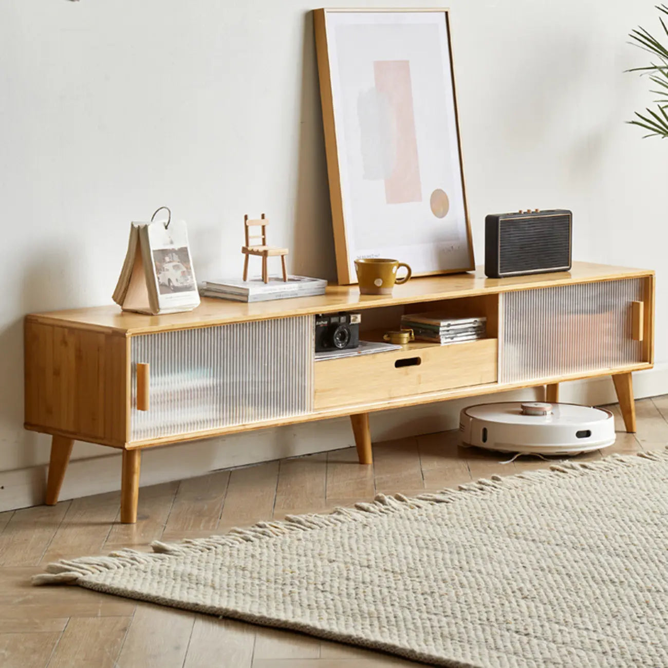 Meuble TV en bois naturel avec porte coulissante en verre et tiroirs (55 pouces)