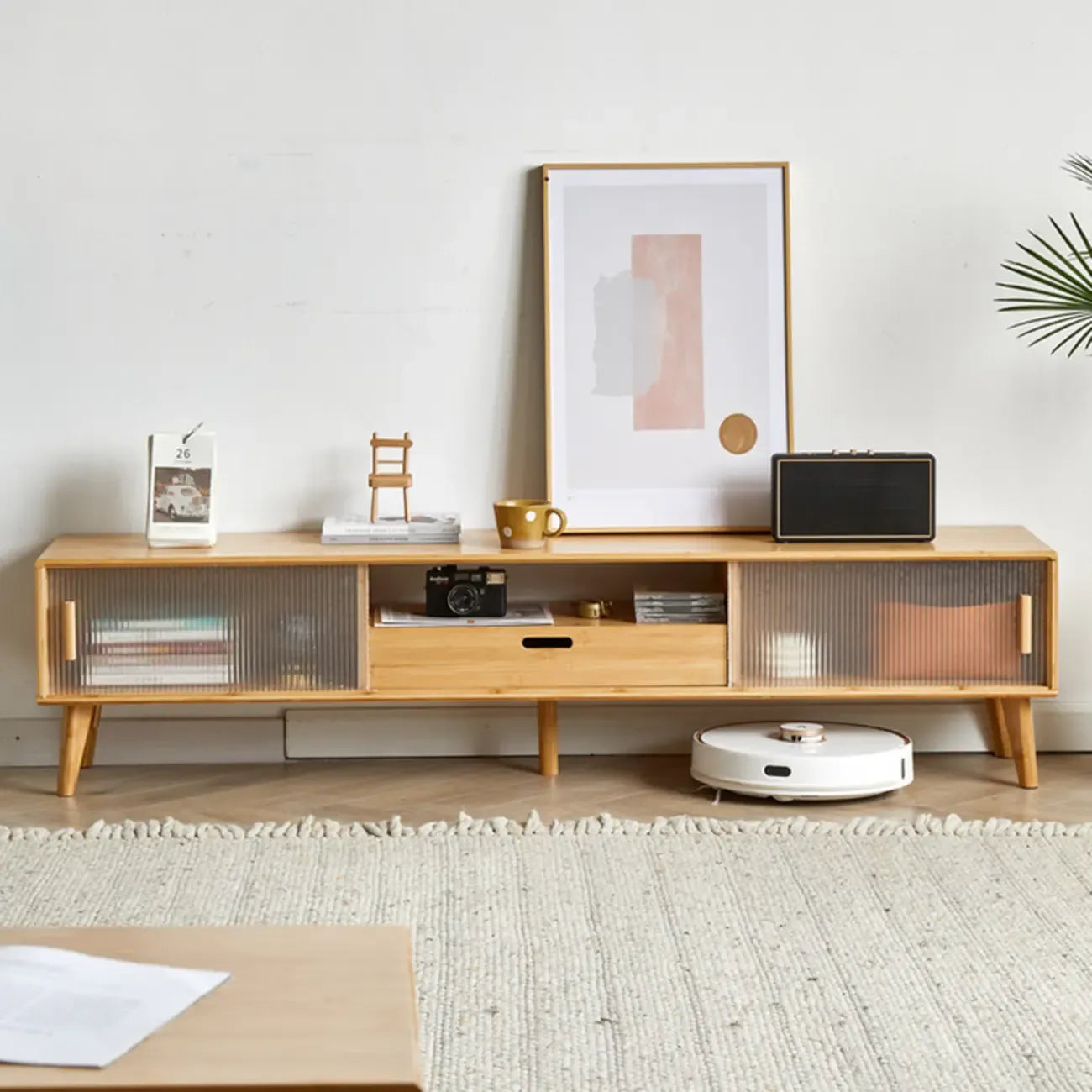 Meuble TV en bois naturel avec porte coulissante en verre et tiroirs (55 pouces)