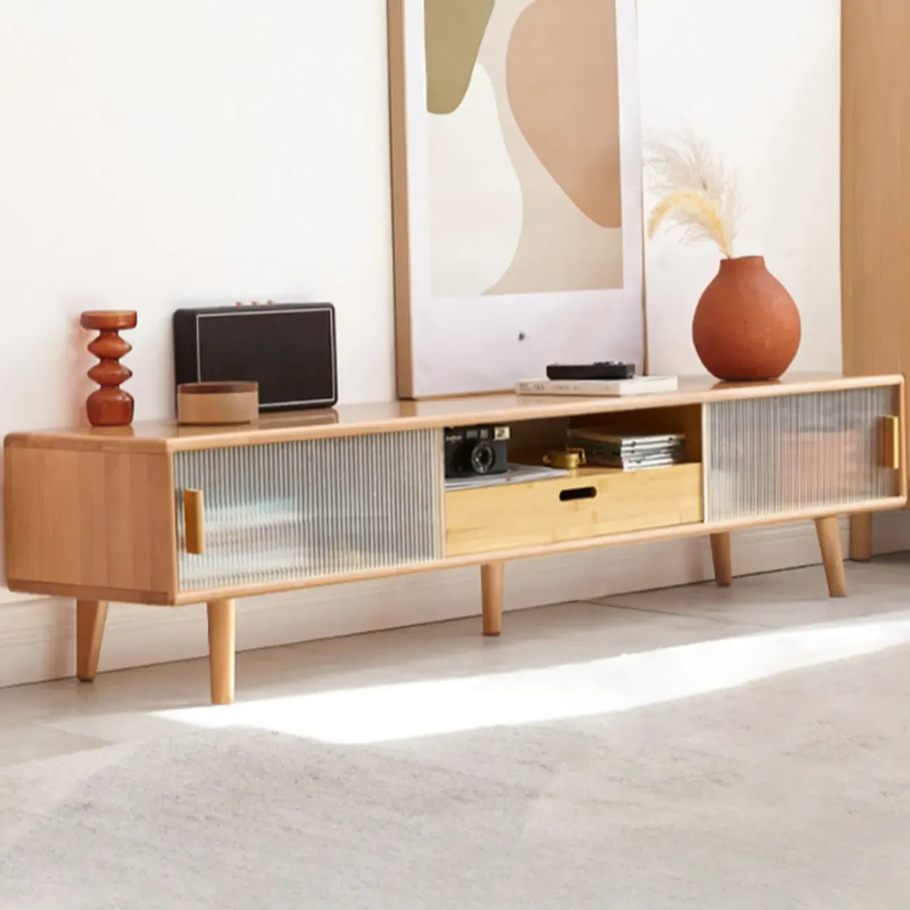 Meuble TV en bois naturel avec porte coulissante en verre et tiroirs (55 pouces)