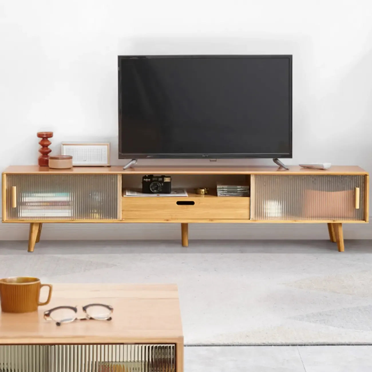 Meuble TV en bois naturel avec porte coulissante en verre et tiroirs (55 pouces)