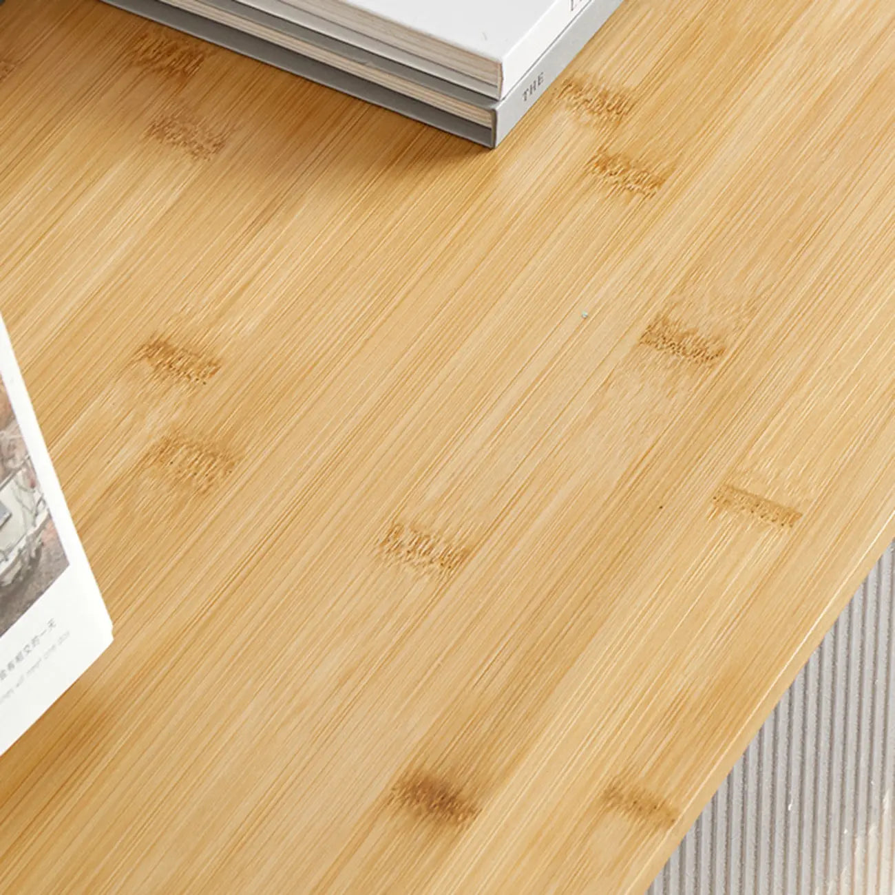Meuble TV en bois naturel avec porte coulissante en verre et tiroirs (55 pouces)