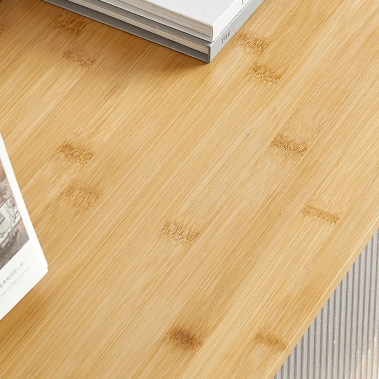 Meuble TV en bois naturel avec porte coulissante en verre et tiroirs (55 pouces)
