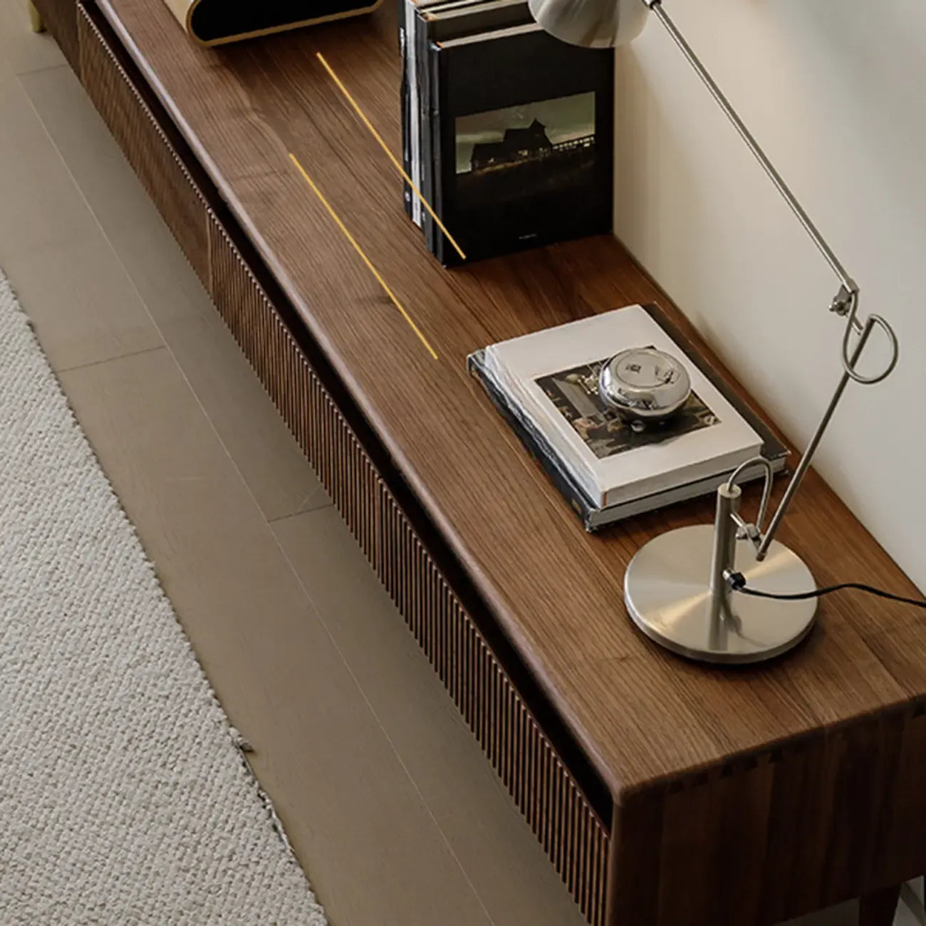 Mobile TV con scanalature 94,5 in legno marrone noce e cassetti