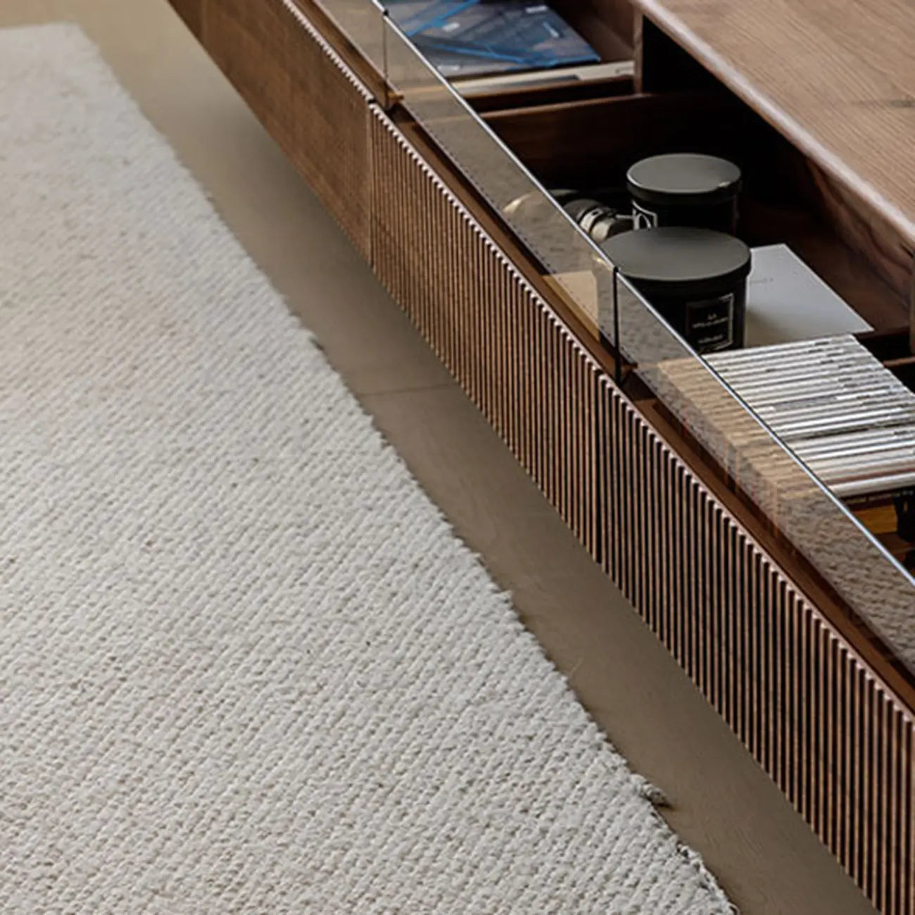 Mobile TV con scanalature 94,5 in legno marrone noce e cassetti