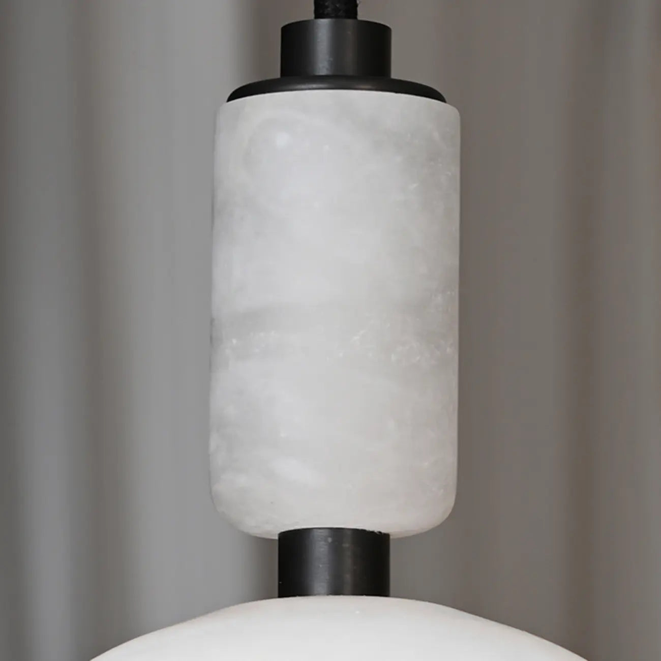 Suspension en albâtre blanc en forme de dôme pour chambre contemporaine