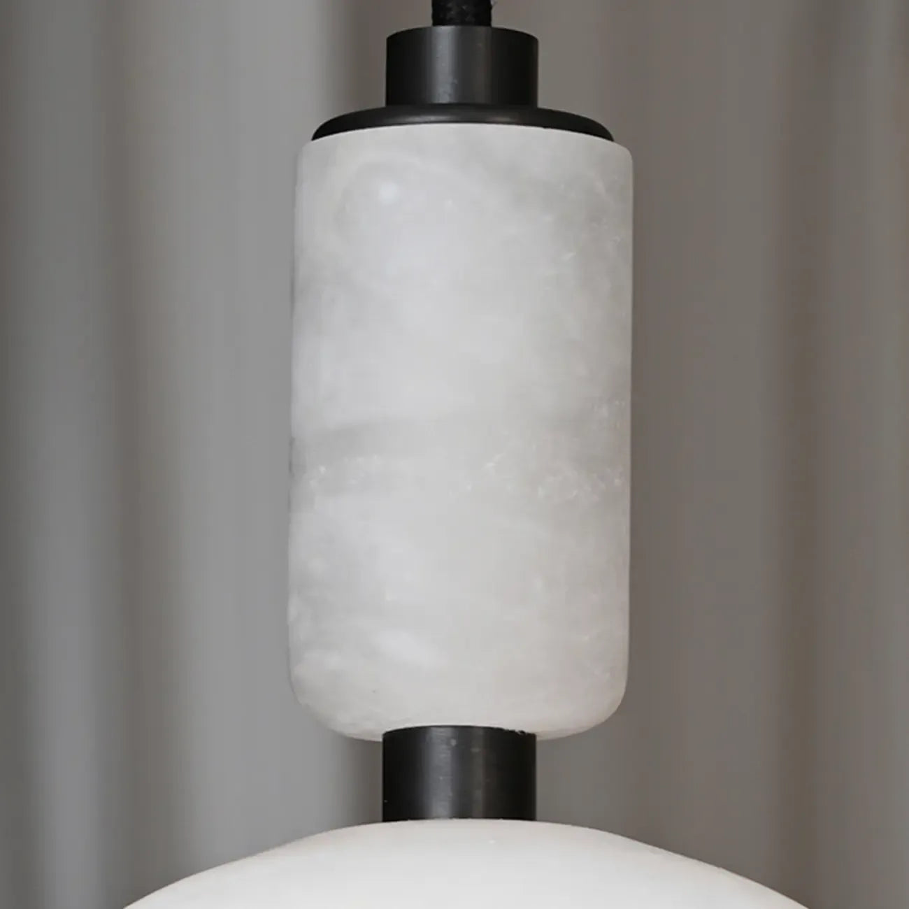 Suspension en albâtre blanc en forme de dôme pour chambre contemporaine