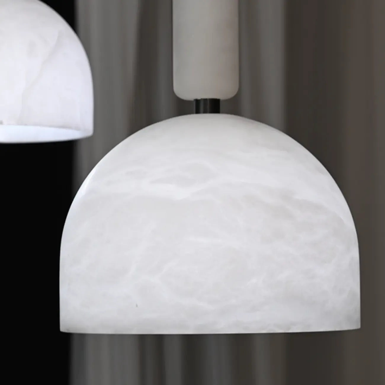 Suspension en albâtre blanc en forme de dôme pour chambre contemporaine