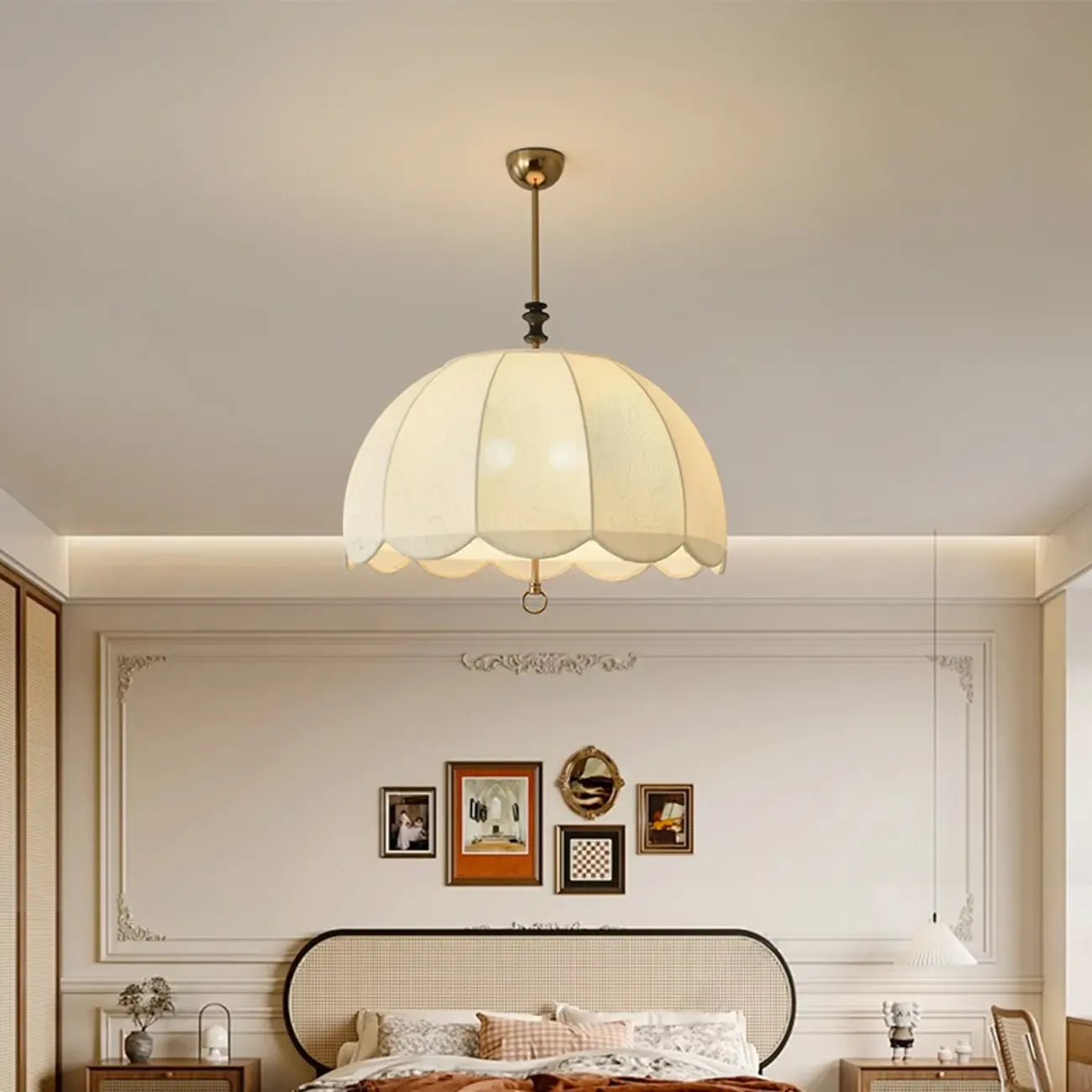 Lampadario elegante con paralume a cupola in tessuto bianco vintage