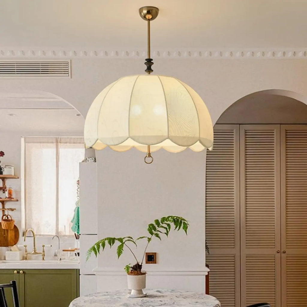 Lampadario elegante con paralume a cupola in tessuto bianco vintage