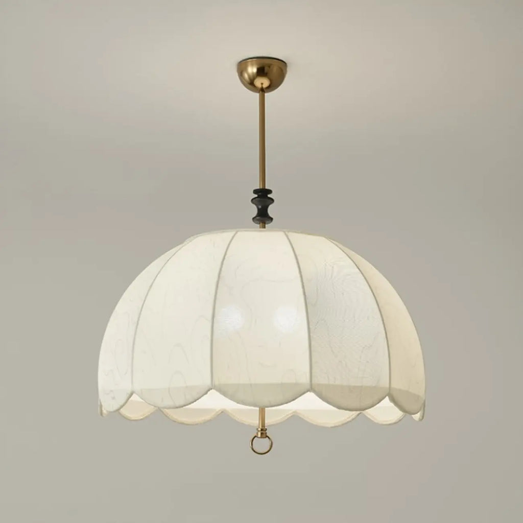 Lampadario elegante con paralume a cupola in tessuto bianco vintage
