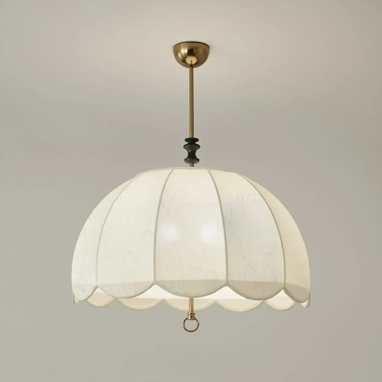 Lampadario elegante con paralume a cupola in tessuto bianco vintage