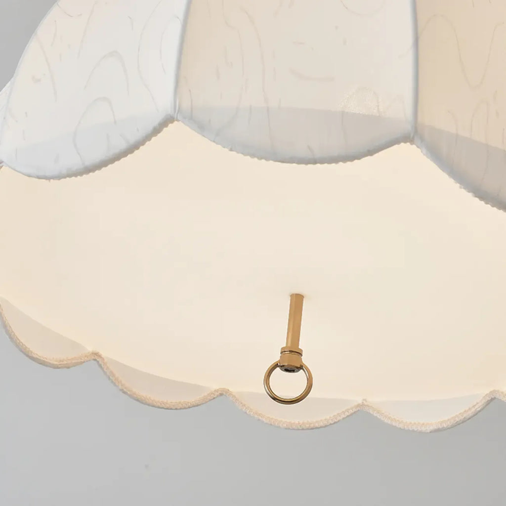 Lampadario elegante con paralume a cupola in tessuto bianco vintage