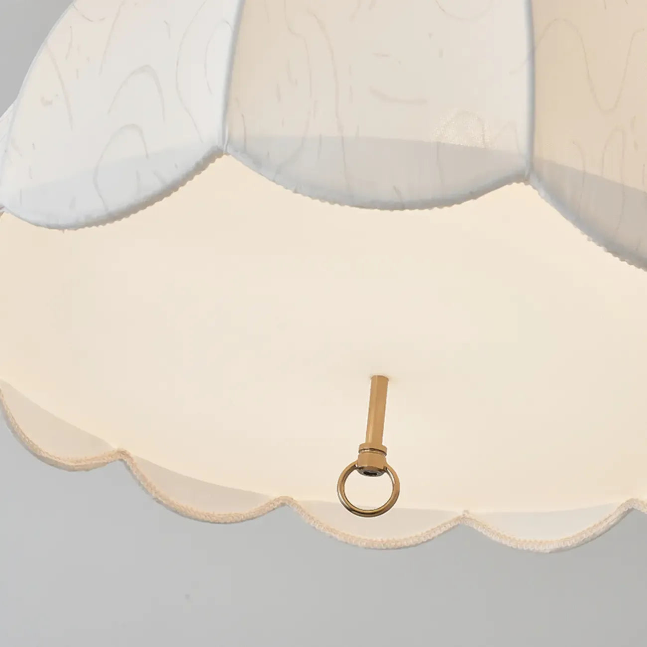 Lampadario elegante con paralume a cupola in tessuto bianco vintage